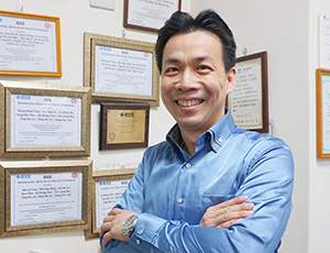 圖1　交通大學電機工程學系系主任陳科宏表示，未來將會致力於持續提升「共振式氮化鎵元件」系統發送端的功率，希望能夠將規格提升至100W，達到和USB PD同等的充電效率。