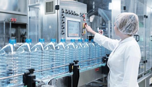 圖1 在成功部署協作型機器人的工作環境中,員工是不可或缺的。